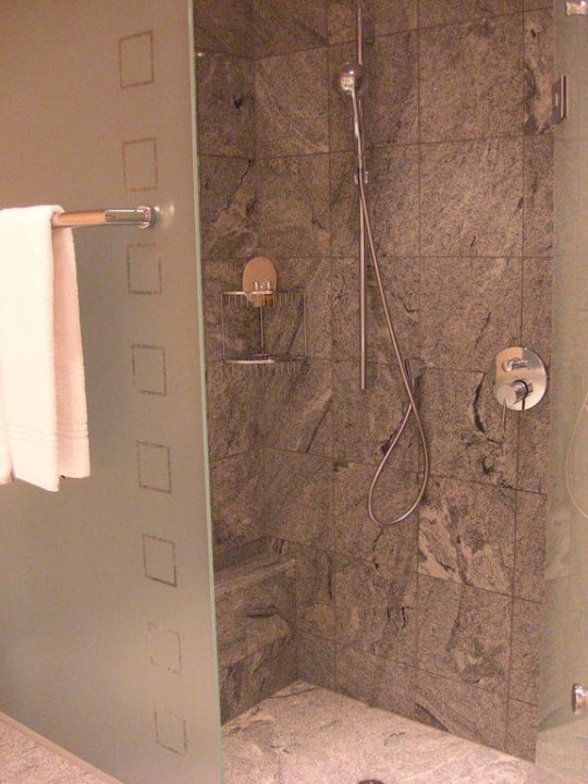 Badezimmer Junior Suite Tschuggen Grand Hotel Arosa