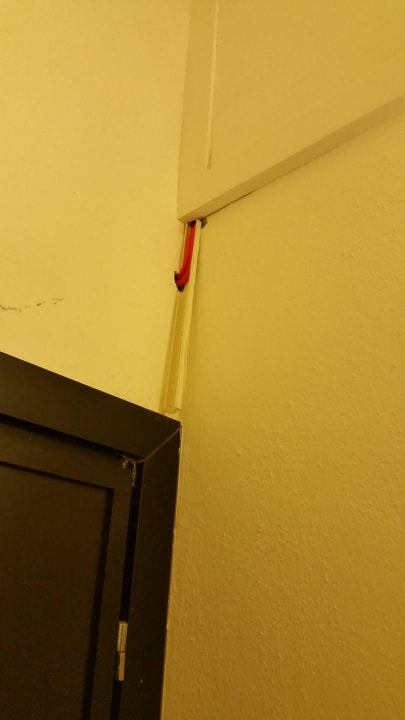 Offene Stromleitung über der Tür Hotel Country Club