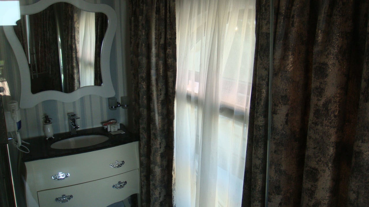 Łazienka w suite Quattro Beach Spa & Resort