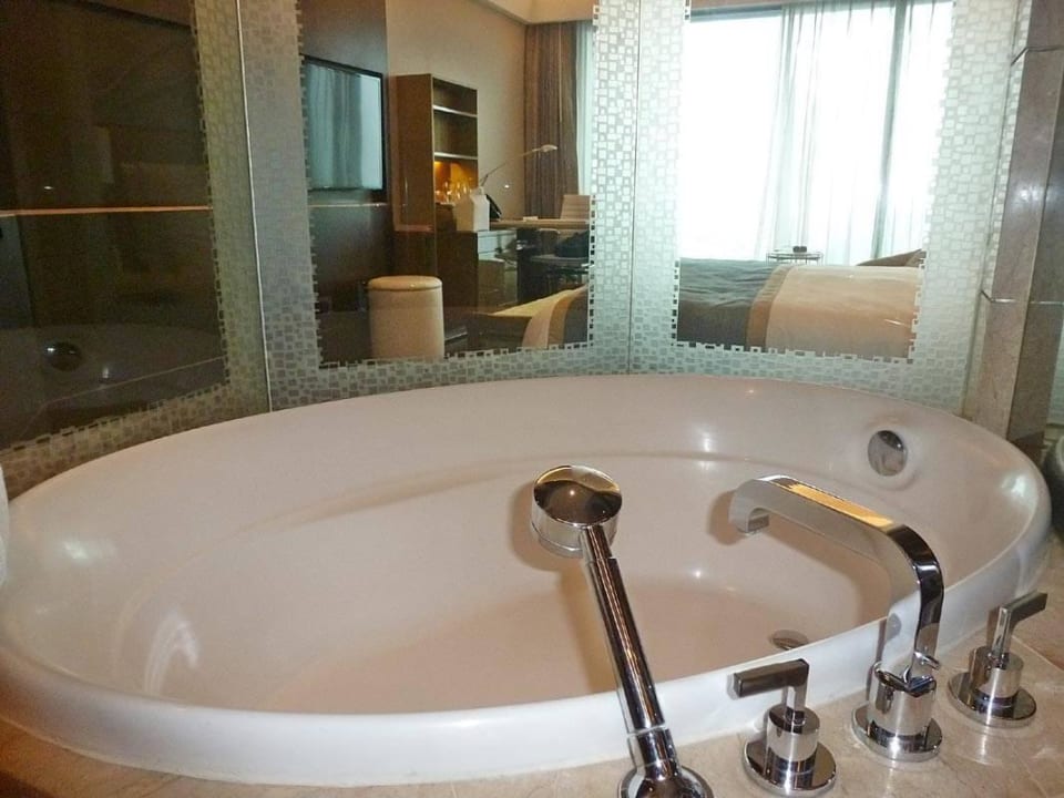 Bad im Executive Club-Zimmer The Leela Ambience Convention Hotel Delhi