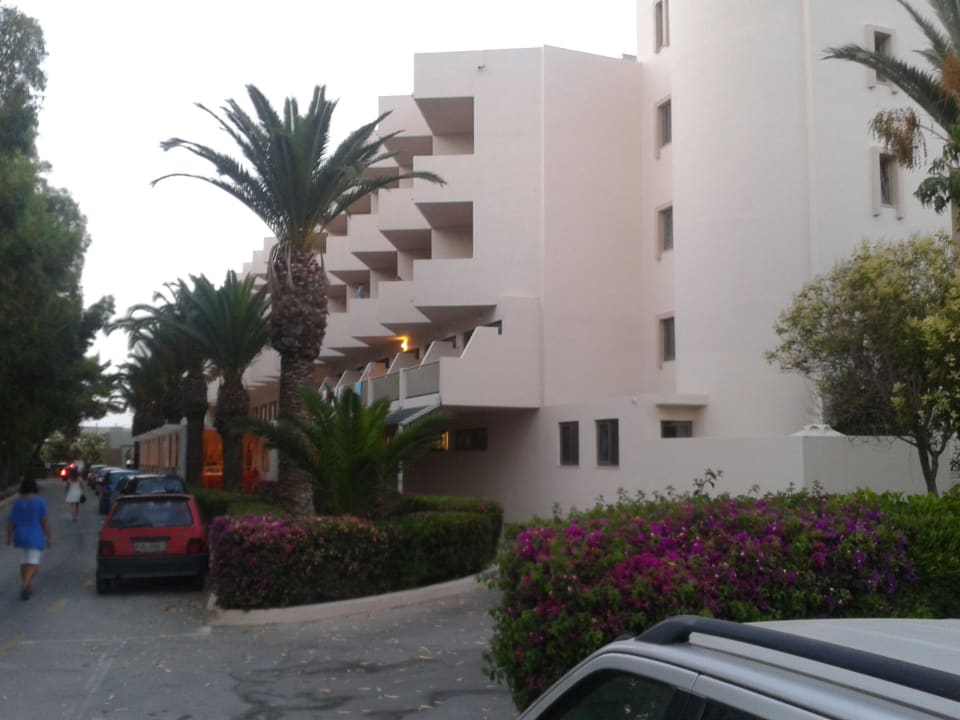 Widok od strony drogi dojazdowej Ialyssos Bay