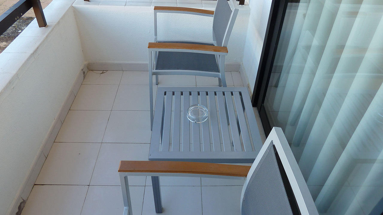 Etwas klein, der Balkon allsun Hotel Bahia del Este