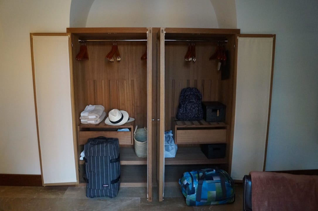 Geräumiger Schrank inkl. zwei Sonnenhüte vom Hotel Cap Rocat