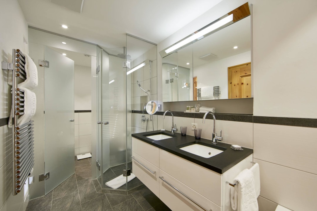 Badezimmer Juniorsuite Hotel Walther Pontresina