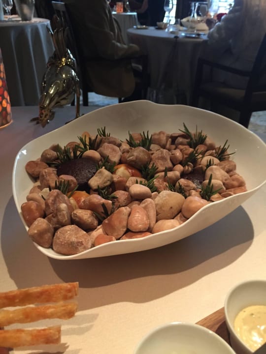 Zwischen warmen Steinen versteckt sich das Brot Hotel Adlon Kempinski Berlin