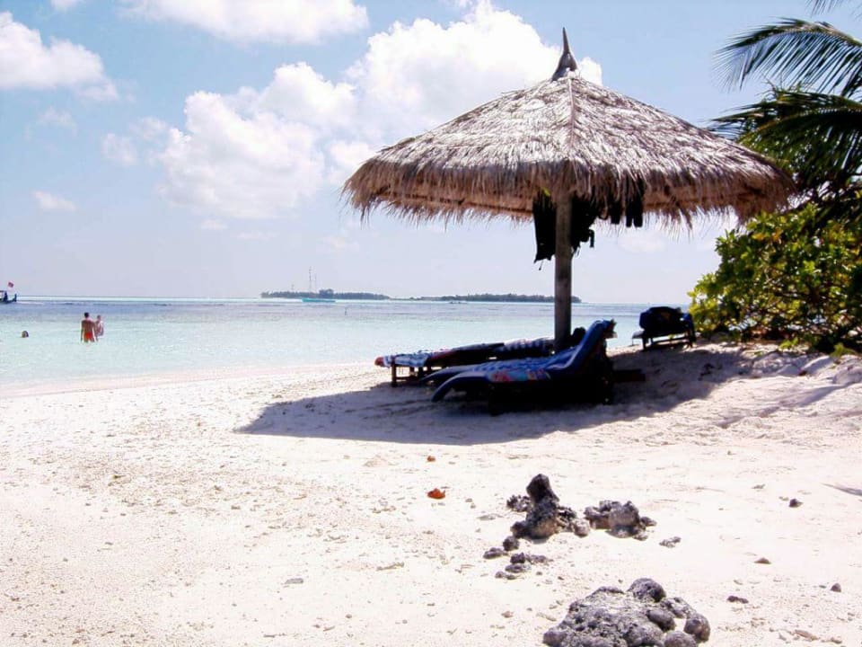 032-1 Strand nach rechts fotografiert, Ostspitze. Vilamendhoo Island Resort & Spa