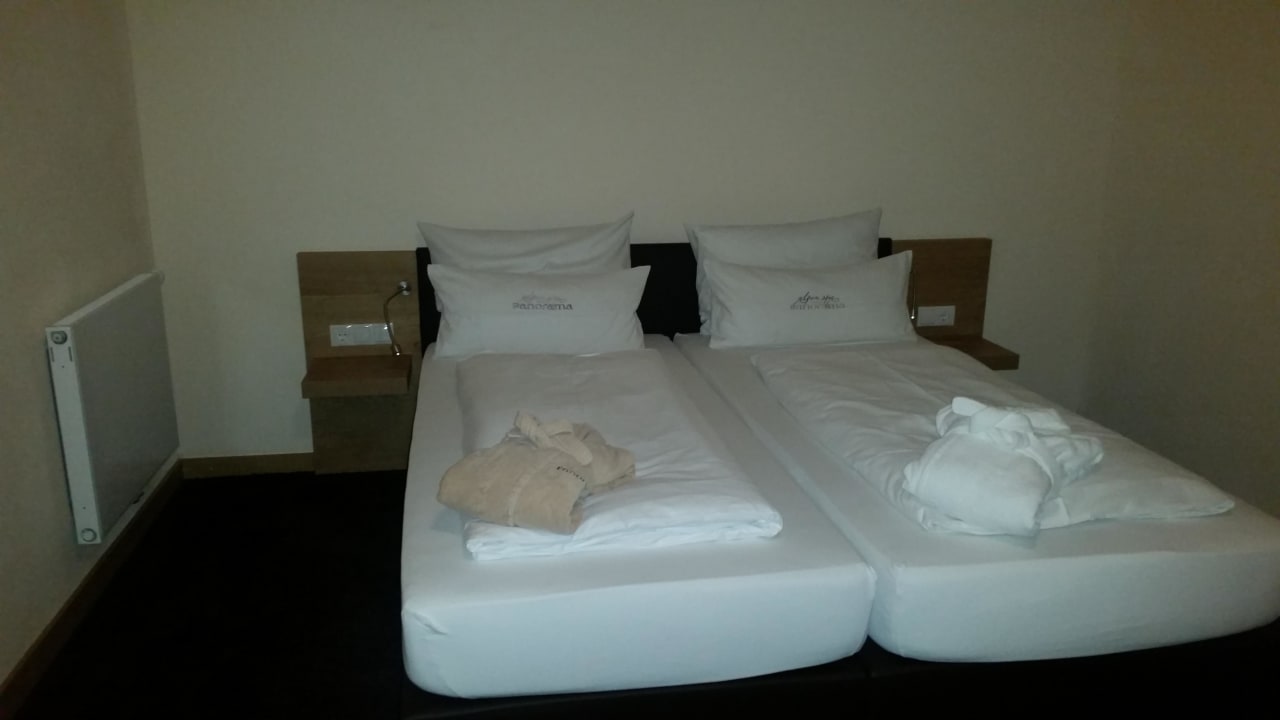 2. Doppelbett im Familienzimmer Panoramahotel Oberjoch