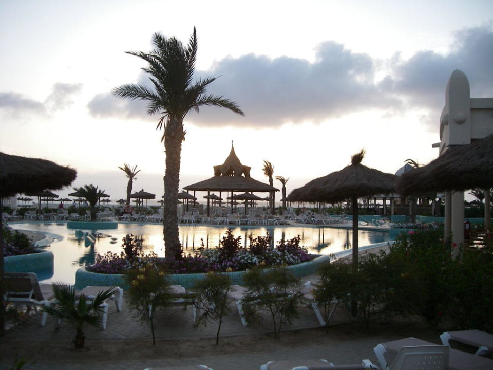 Poolanlage - Sonnenuntergang Hotel Riu Karamboa