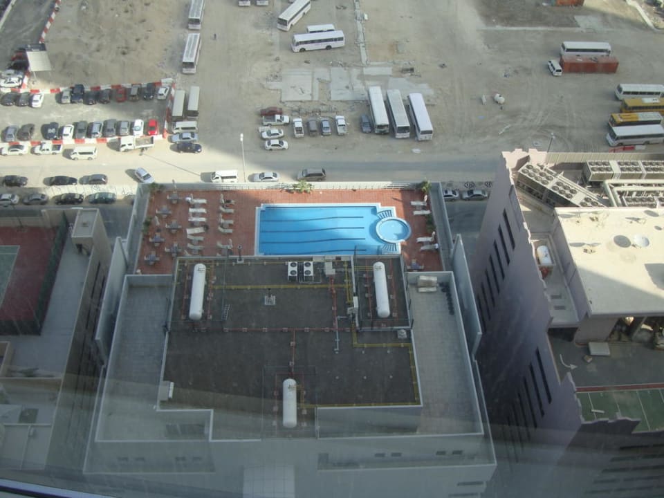 Aussicht von oben auf die Poolanlage Rose Rayhaan by Rotana