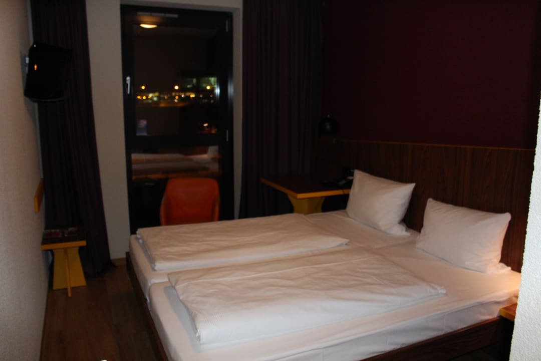 Bett MEININGER Hotel Frankfurt/Main Airport
