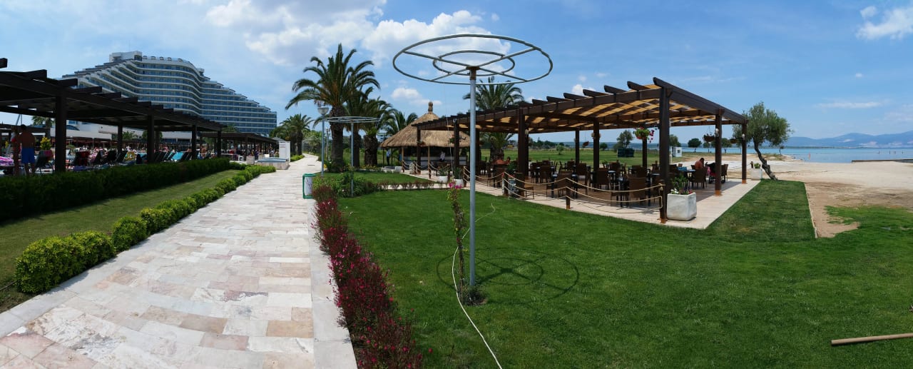 Blick vom Strand kommend zum Hotel Venosa Beach Resort & Spa