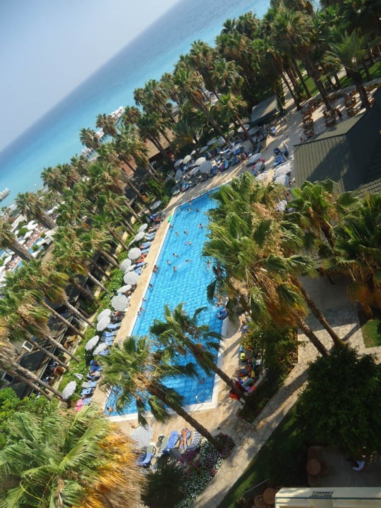Ausblick zum Hotel Pool Hotel Meryan