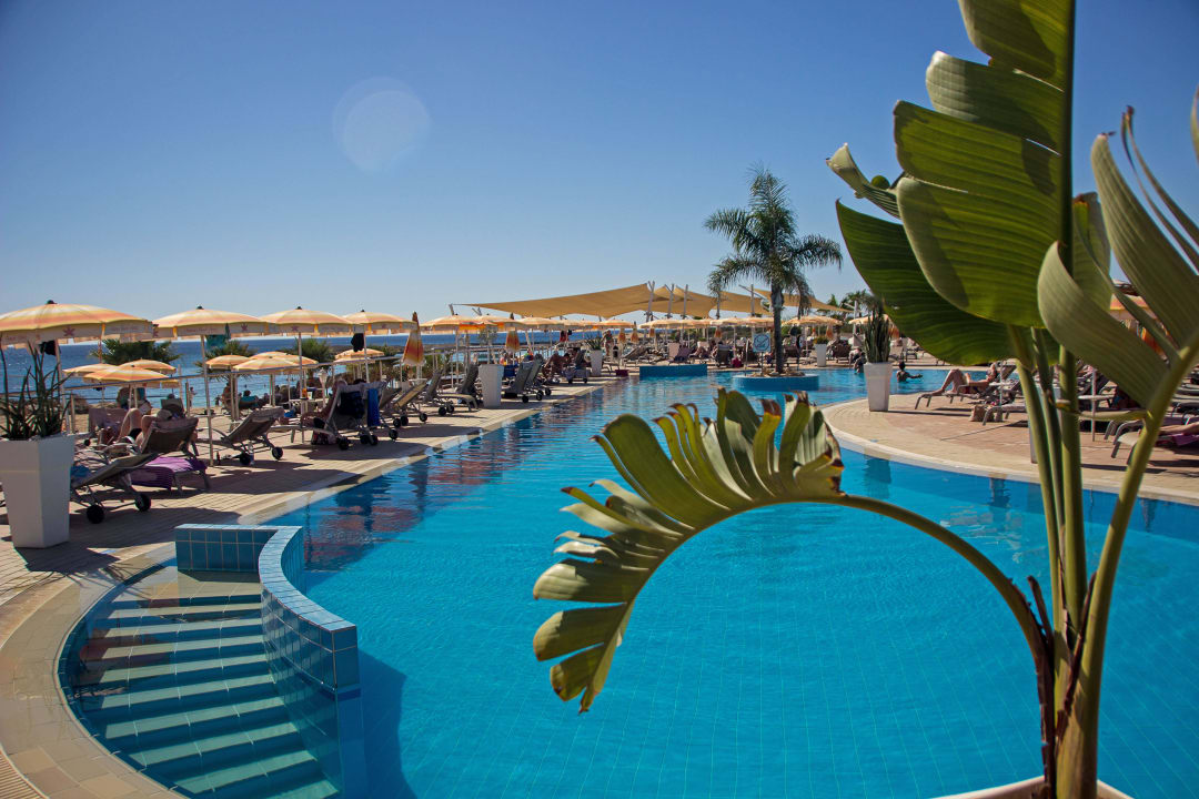 Schöner großer Pool Asterias Beach