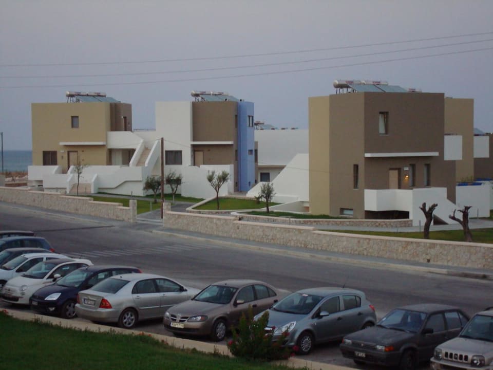 Neubauten gegenüber .Gehört zum Mikri Poli Atlantica Mikri Poli Rhodes