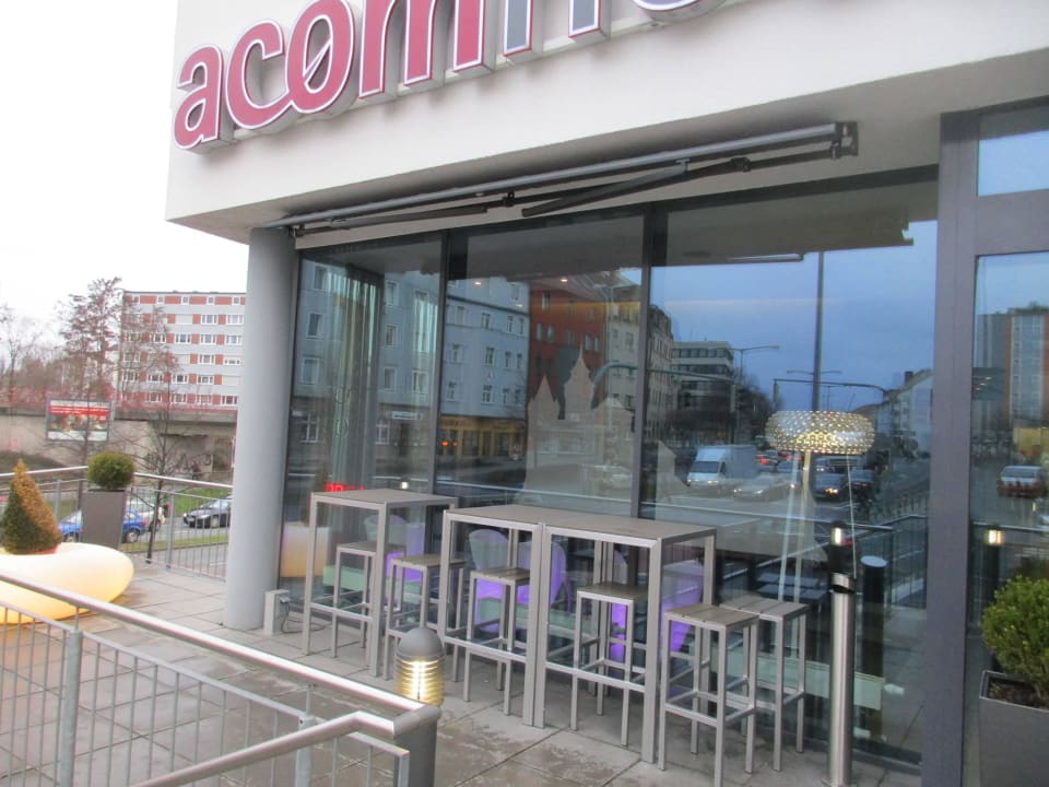 Sitzmöglickeiten vor dem Eingang Premier Inn Nürnberg City Nordost