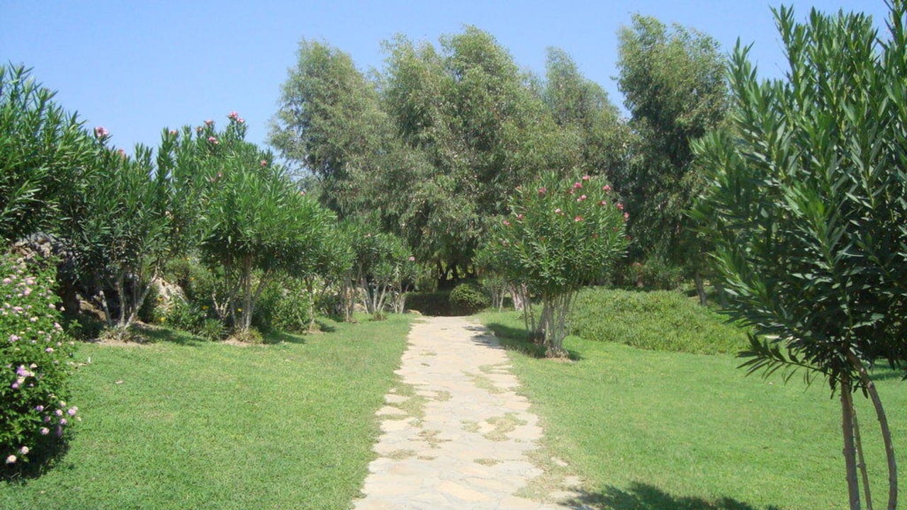Weg durch den Garten Bella Resort & Spa
