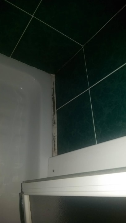 Fließen in der Dusche  Hotel Lido