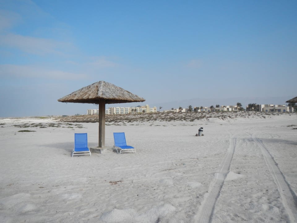 Einsamer Sonnenschirm Wyndham Garden Salalah Mirbat