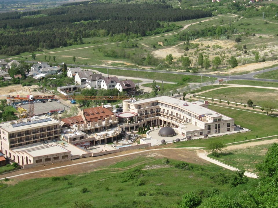 Blick von der Burg zum Hotel Hotel Kapitany Wellness