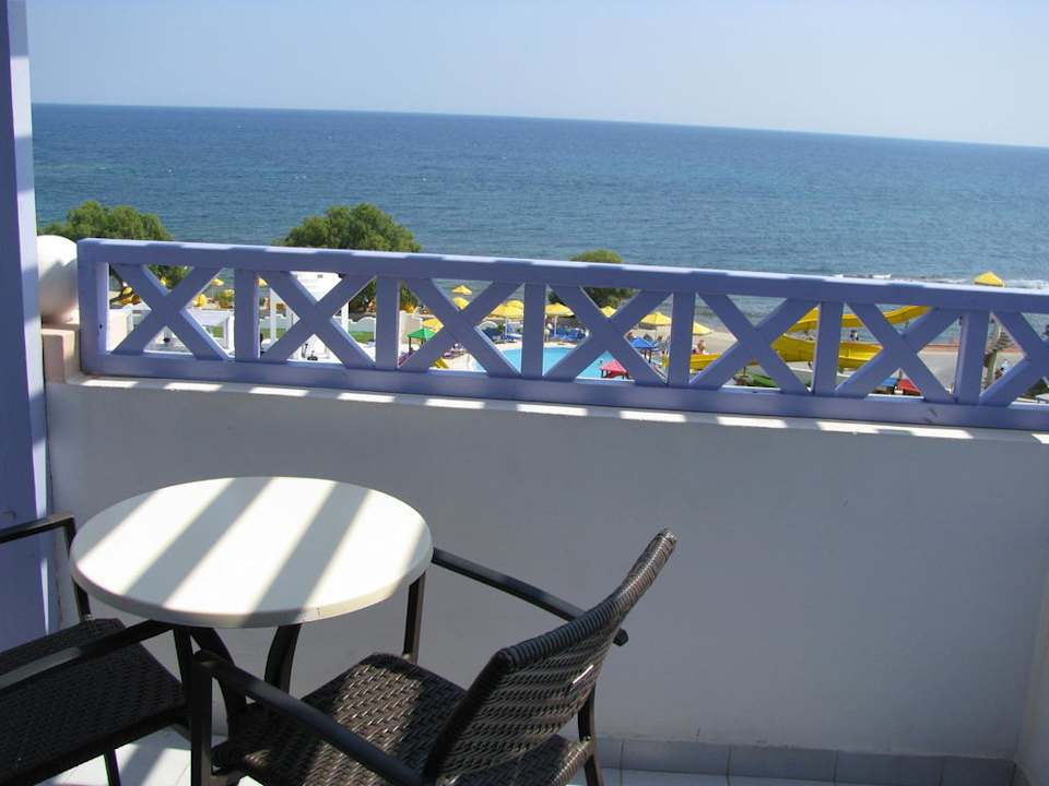 Balkon w budynku głównym Hotel Serita Beach