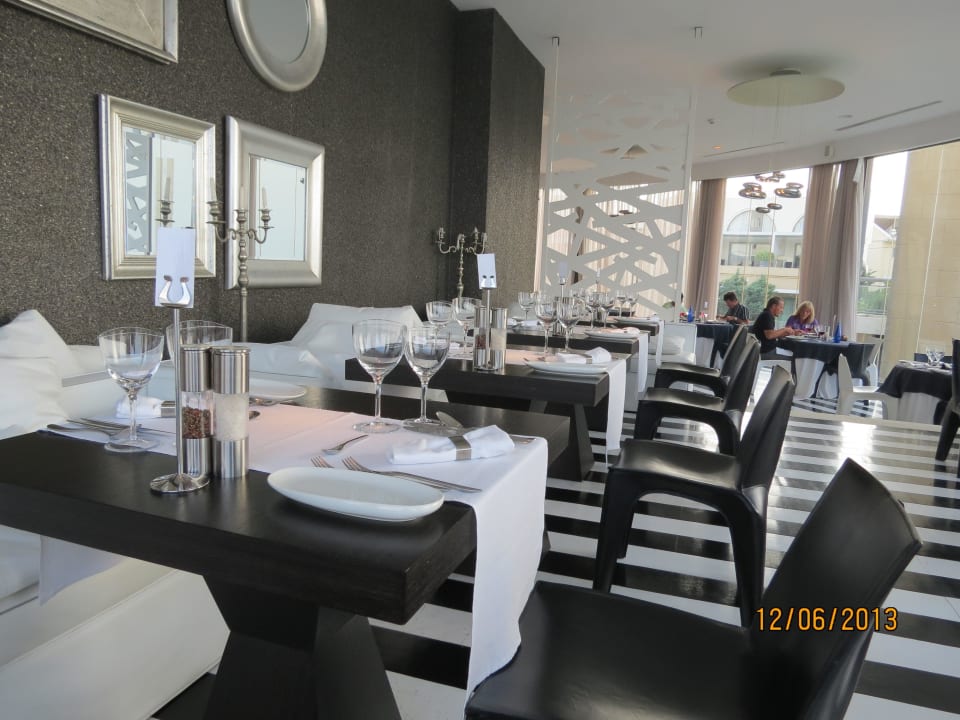 Alazonia Restaurant The Ixian Grand & All Suites