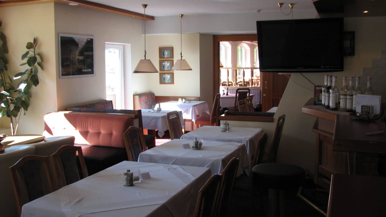 Bar mit Blick in Speisesaal Hotel Alpenfriede