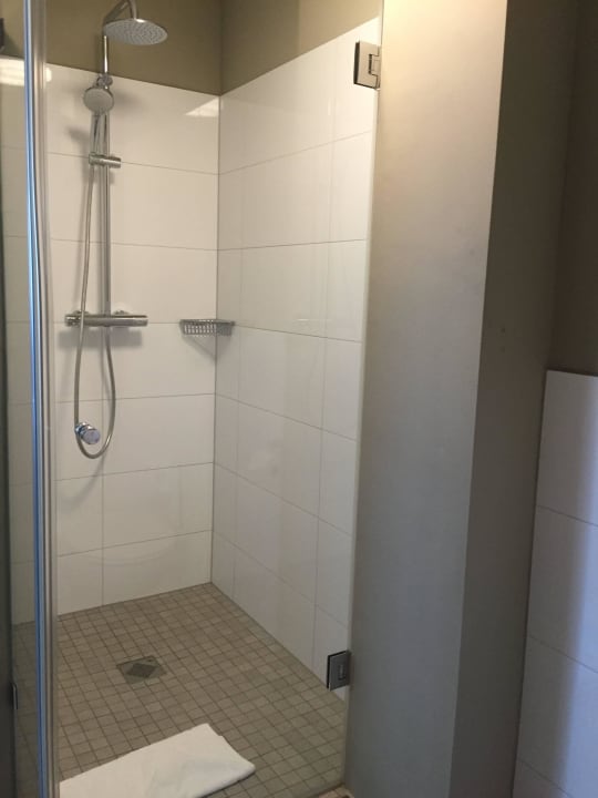 Große modernde Dusche INVITE Hotel Fulda City