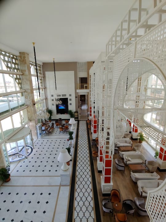 Lobby Well Palace Side