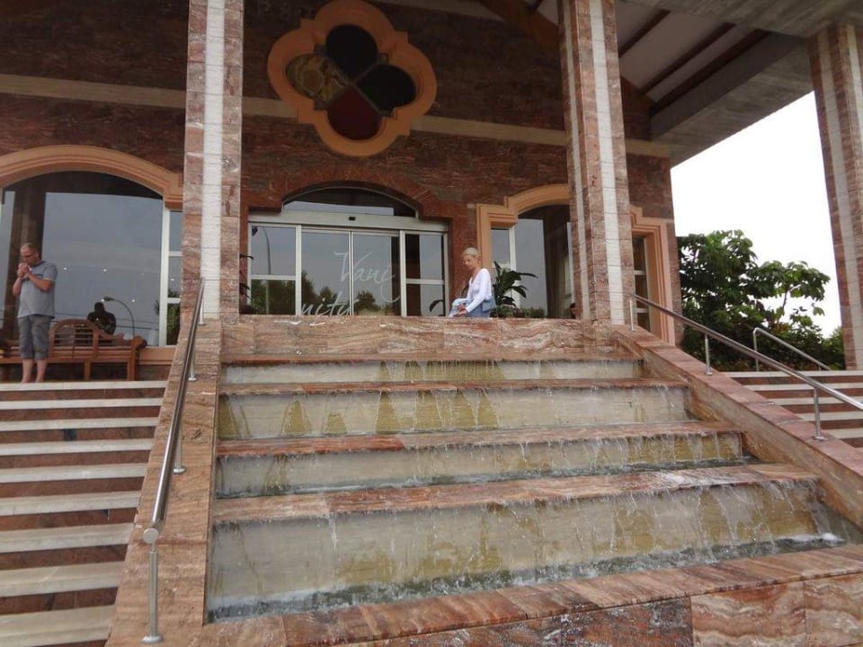 L'entrée et sa cascade VIVA Cala Mesquida Suites & Spa 16+