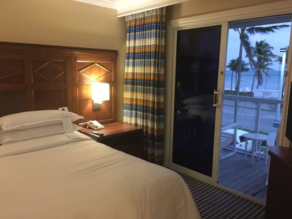 Suite - sep. Schlafzimmer mit Balkon (andere Sicht Hotel Sheraton Suites Key West