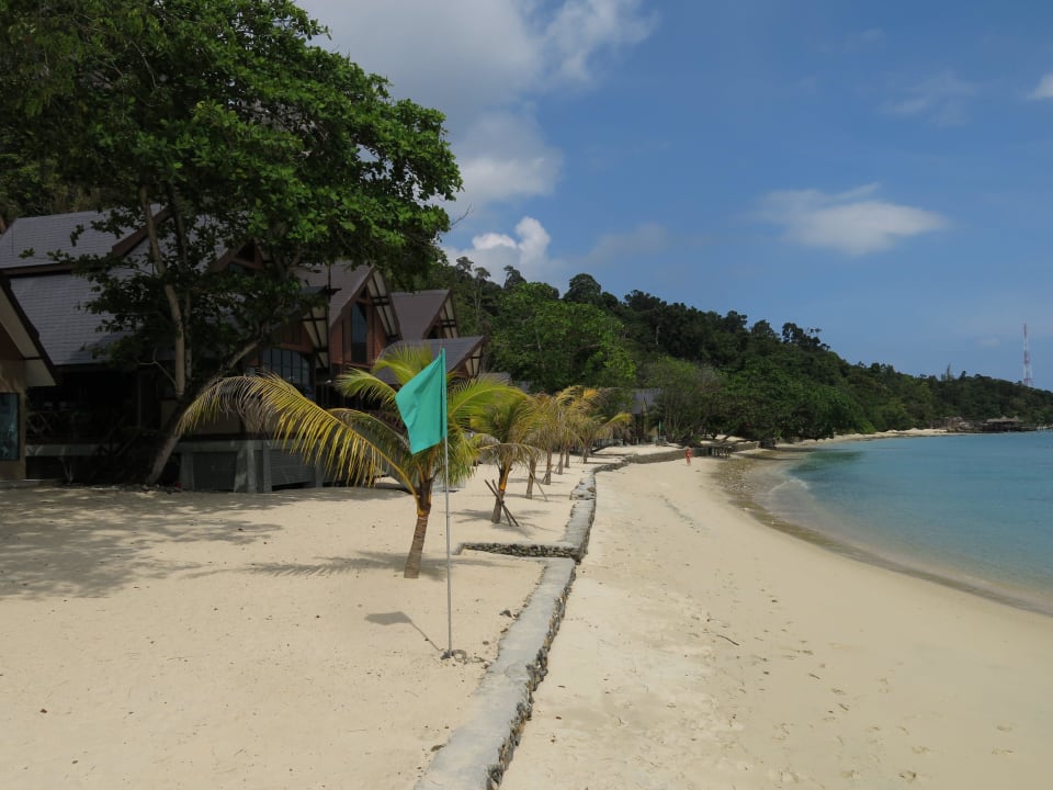 Blick von der Pier auf den Strand vor dem Hotel Tunamaya Resort