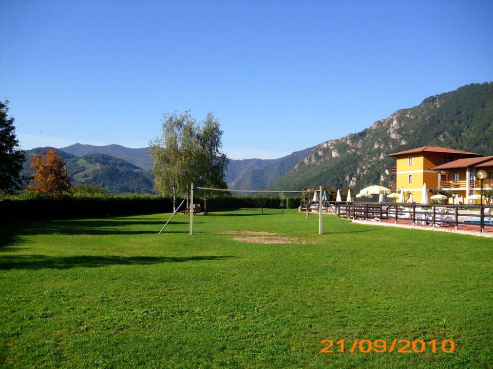 Garten mit Blick zum Pool und Hotel Hotel Residence La Pertica