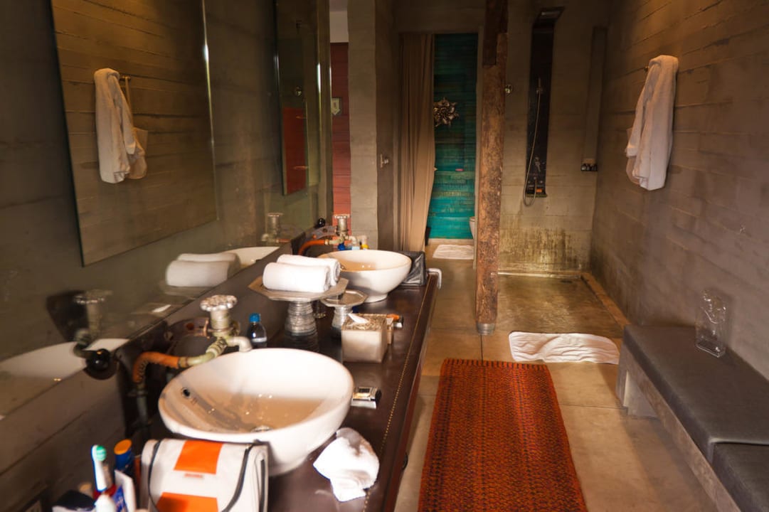 Bad, Wanne ist auf dem Balkon The Slate