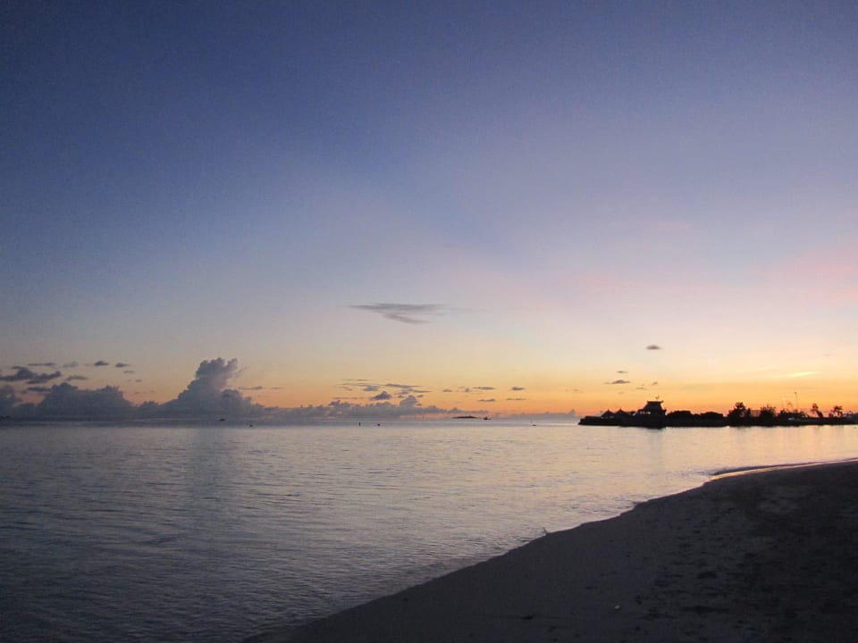 Strand bei Sonnenuntergang ROBINSON MALDIVES