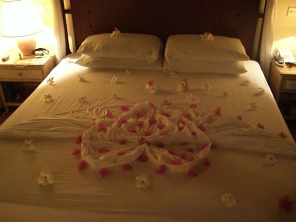 dekoriertes Bett Kuramathi Maldives