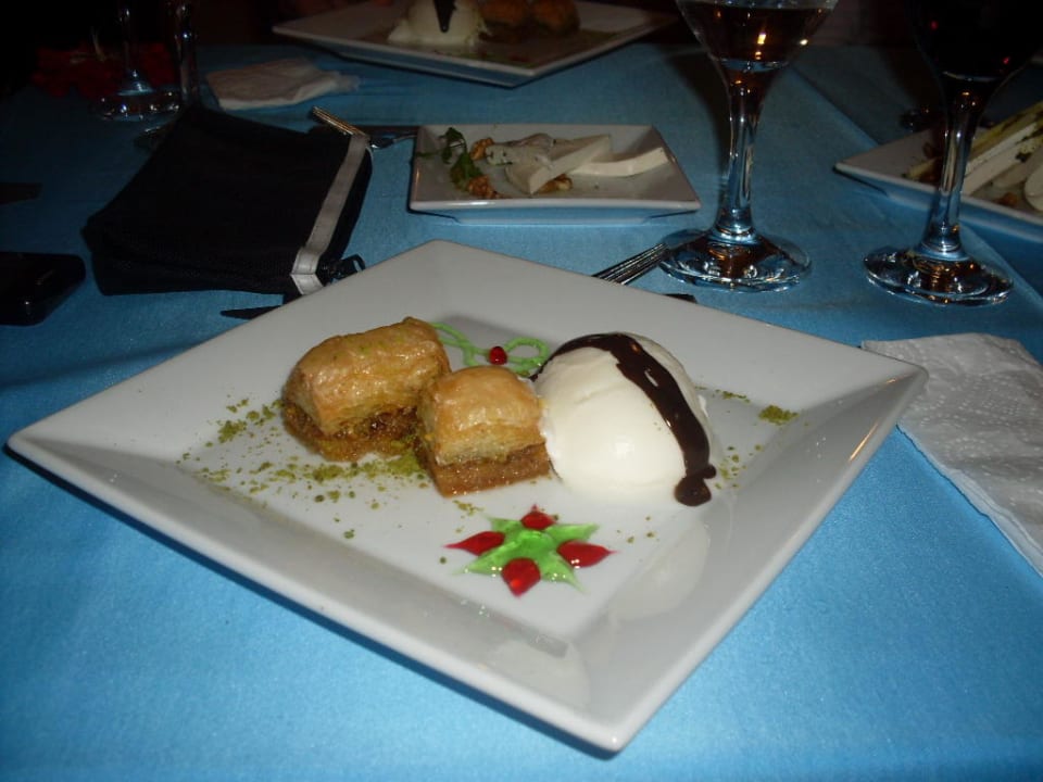 Bestes Baklava mit Vanilleeis  Royal Atlantis Spa & Resort
