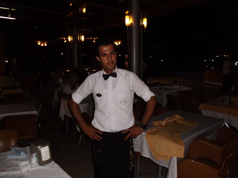Husein ein guter Kellner Alaiye Resort & Spa