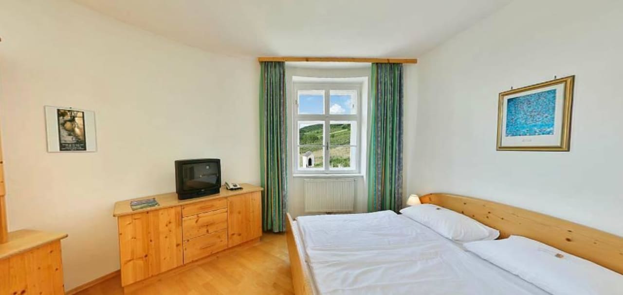 Eines unser Gästezimmer. Nun aber mit Flachbild TV Schloss Gumpoldskirchen