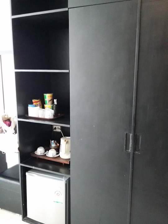 Mini Bar Wasserkocher TEE Kaffe  Hotel BS Residence Suvarnabhumi