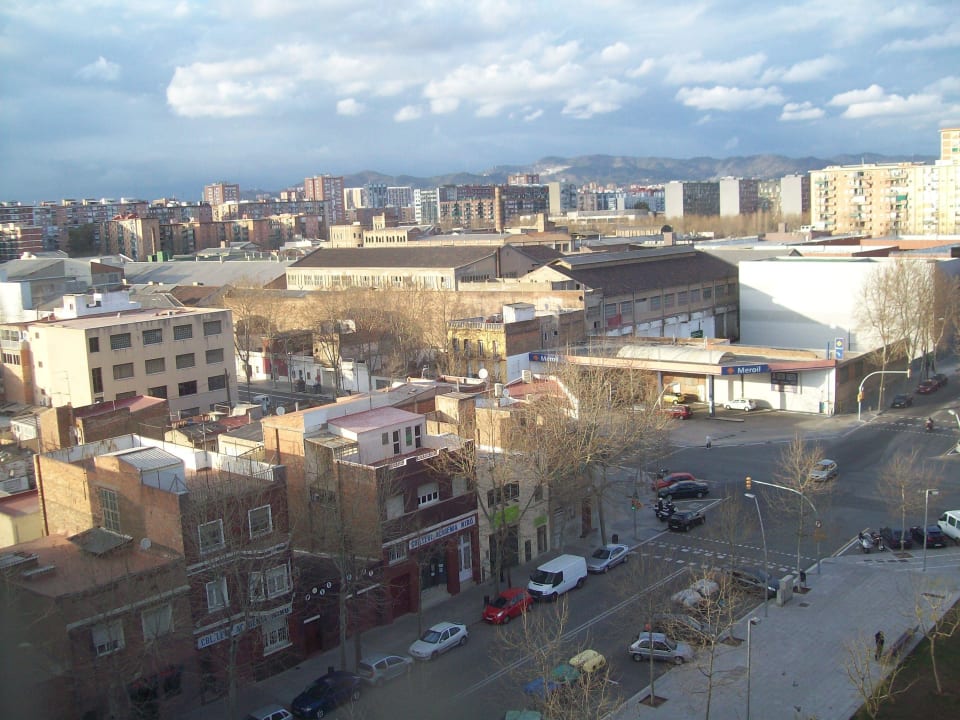 Fenster weit auf = Blick auf Neubauten Hotel Barcelona Condal Mar Affiliated by Meliá