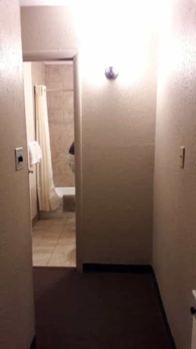 Korytarzyk łączący oba pokoje i łazienkę Red Rock Motel