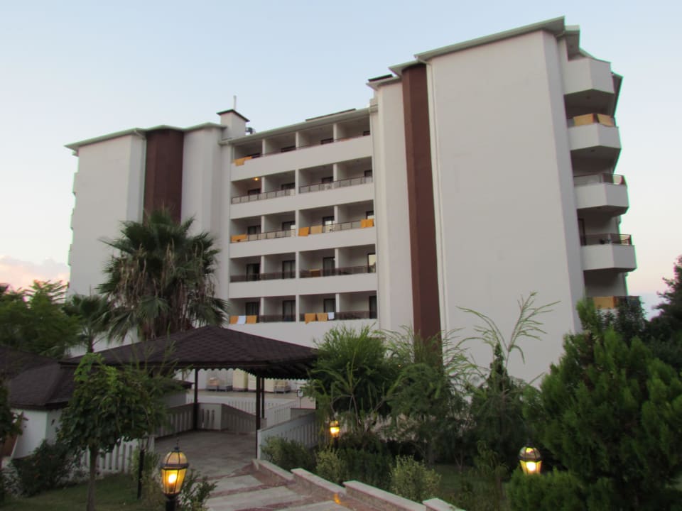 Между корпусами Hotel Alara Kum