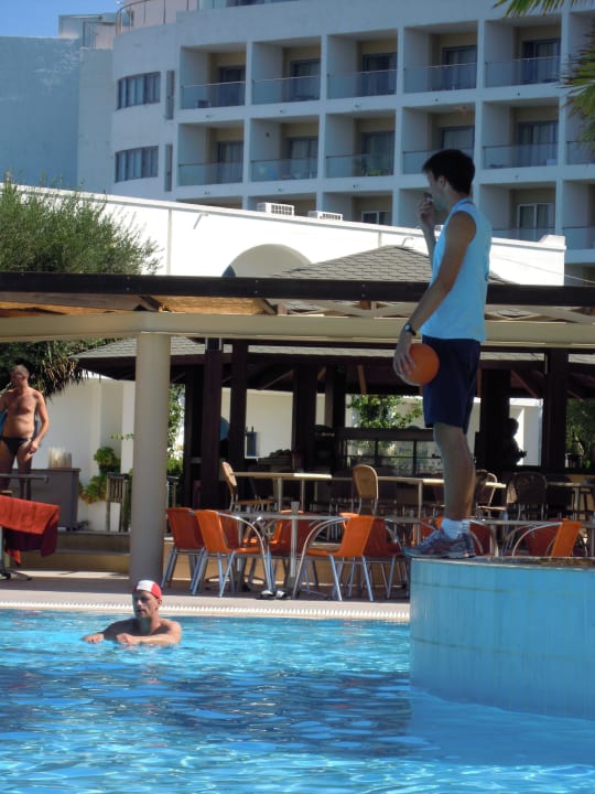 Beach Ball-Spiel im Pool TUI KIDS CLUB Alex Beach