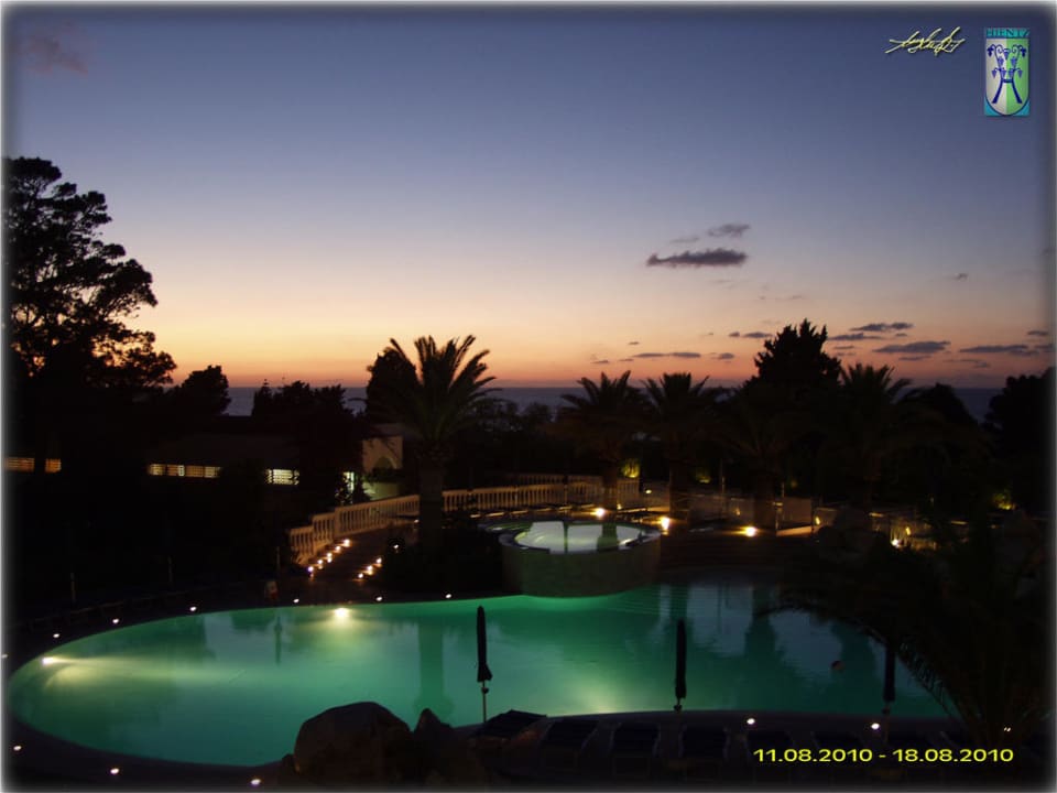 Poolanlage am Abend Aldiana Club Rocca Nettuno Calabria