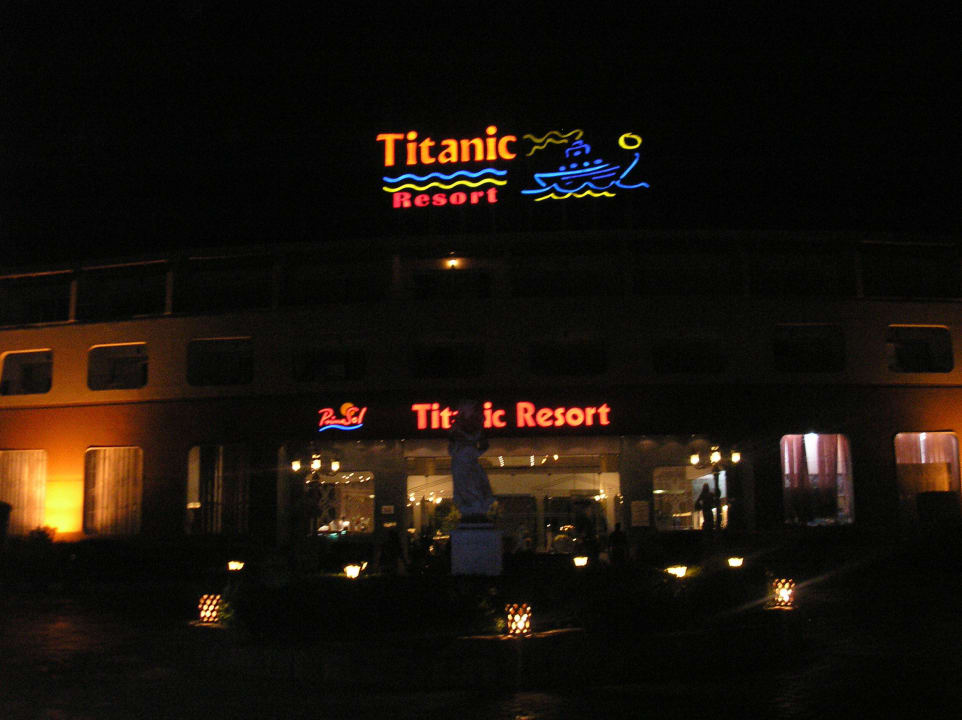 Das Hotel von außen Titanic Resort & Aqua Park