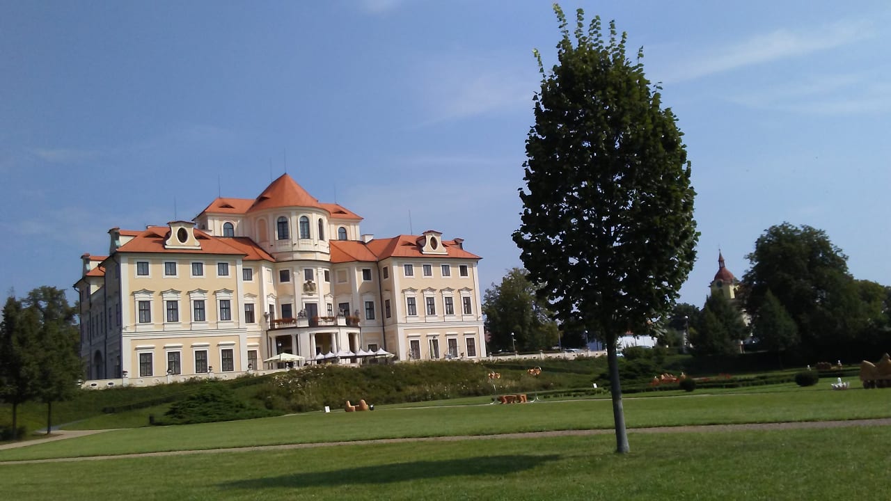 Außenansicht Château Hotel Liblice