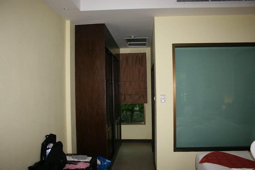 Fenster zum bad und links der Kleiderschrank Hive Khaolak Beach Resort