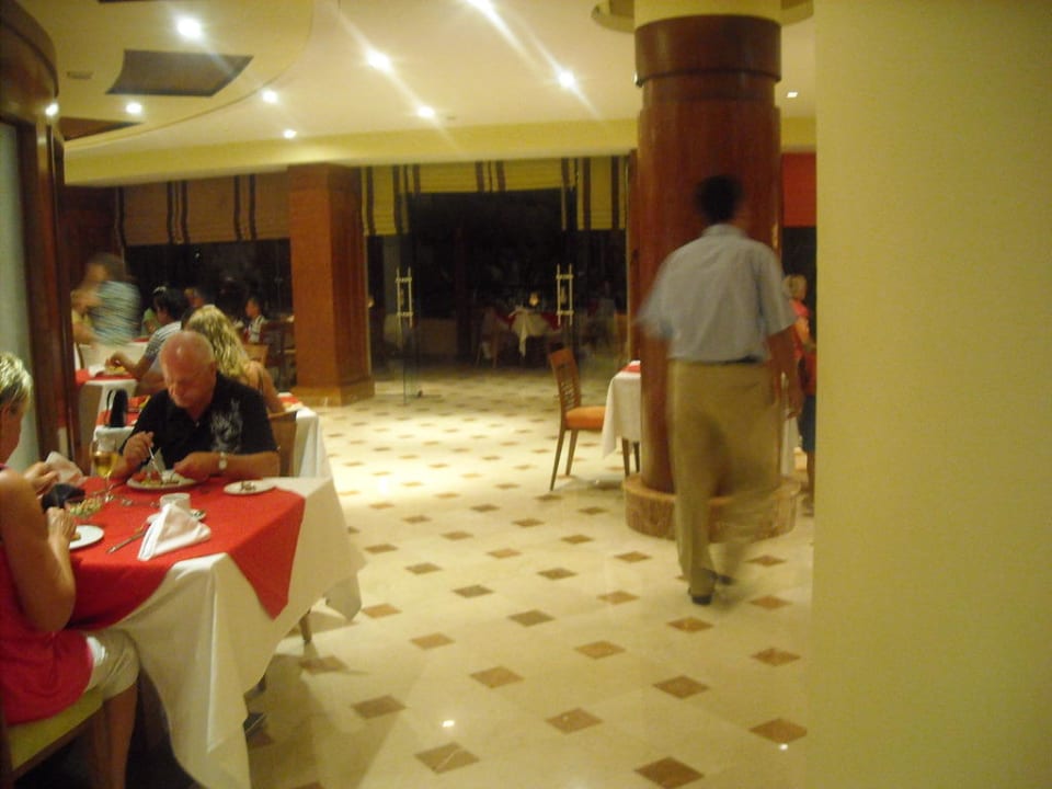 Widok na salę w restauracji Amwaj Beach Club Abu Soma Resort