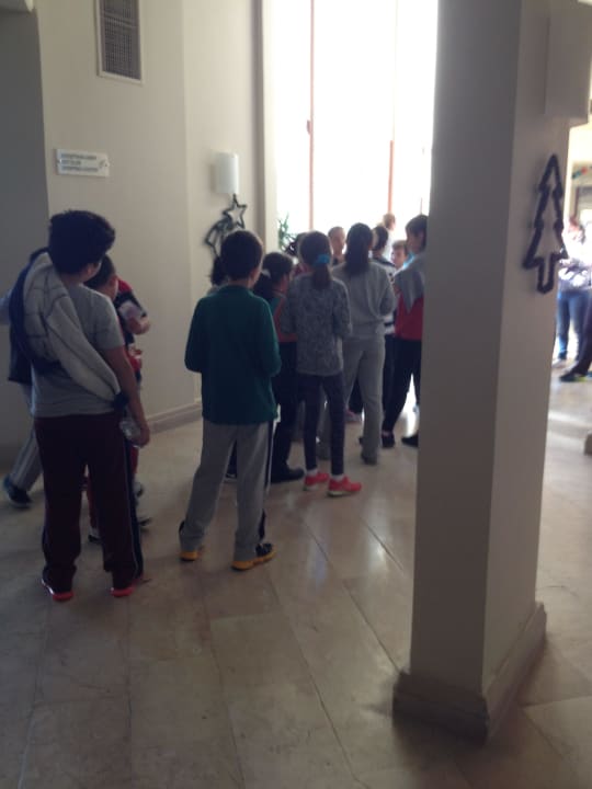 Warteschlange der Kinder zum Essen PALOMA Perissia