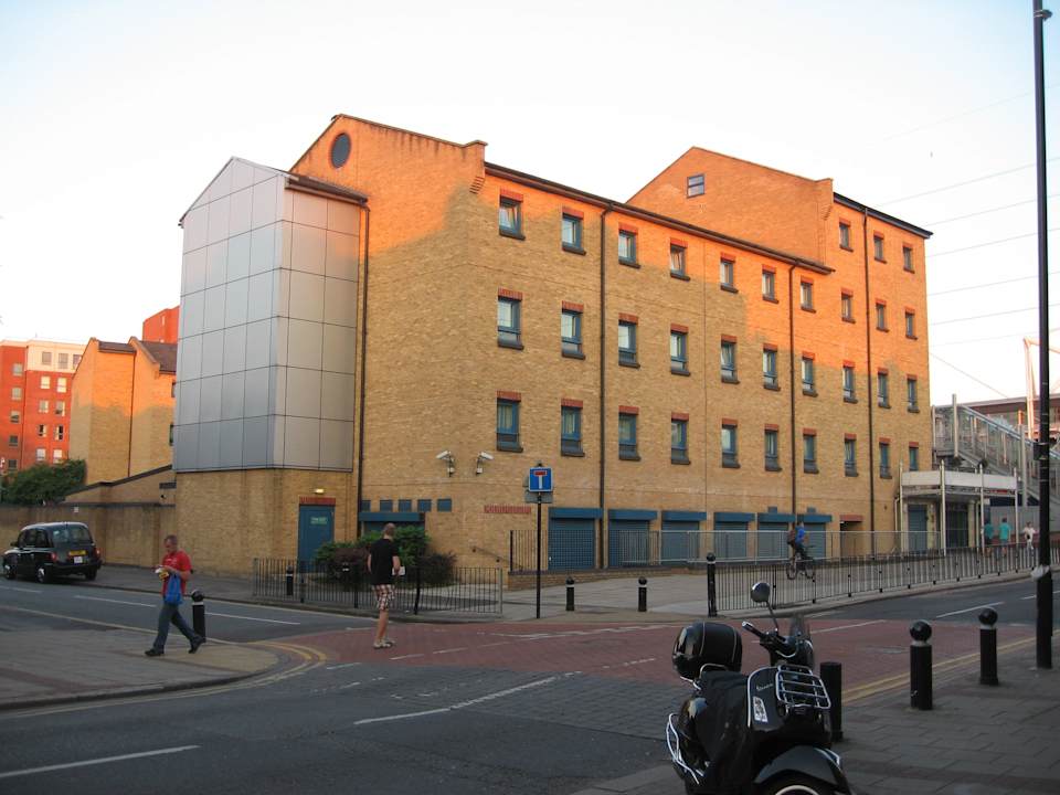 Hotel von der Seite ibis Styles London Excel